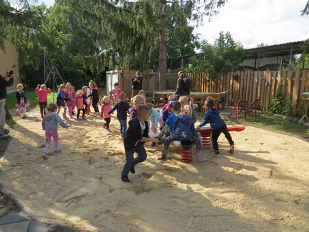 Die Kinder erobern die Spielgeräte