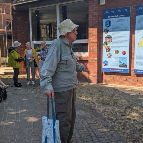Dr. Christoph Kaatz steht auf dem Weg vom Storchenhof zum Umweltbildungszentrum. Er ist im Profil aufgenommen, er spricht