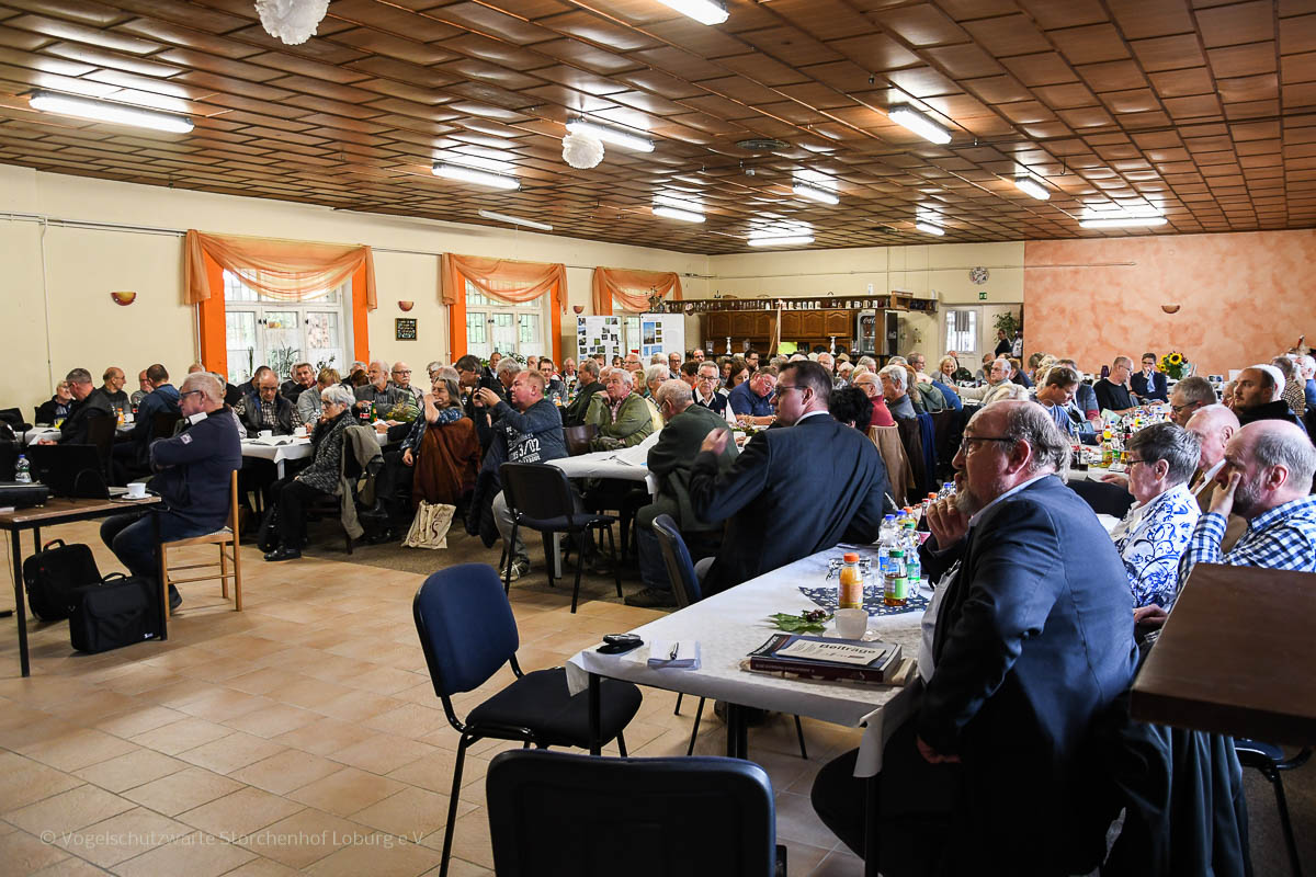 Blick in den Saal mit vollbesetzten Tischen